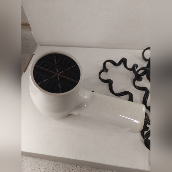 Black and Decker Liberte White Small Travel Size Women's Hair Dryer - Picture 10 of 11